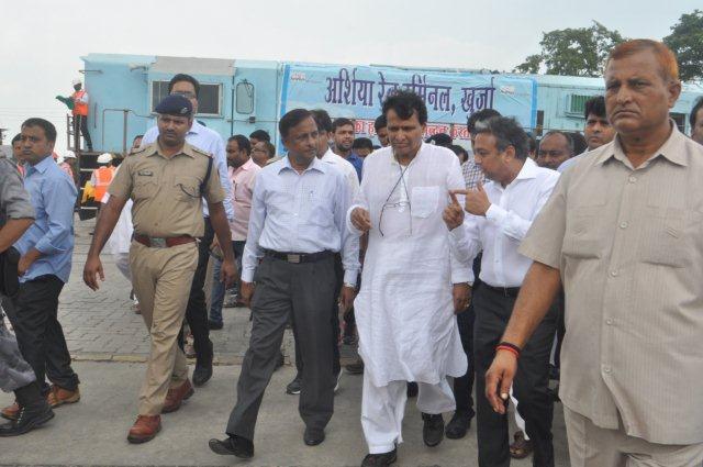 Visit of Honourable Minister of Railways Shri. Suresh Prabhu to Arshiya Logistic Park, Khurja 
